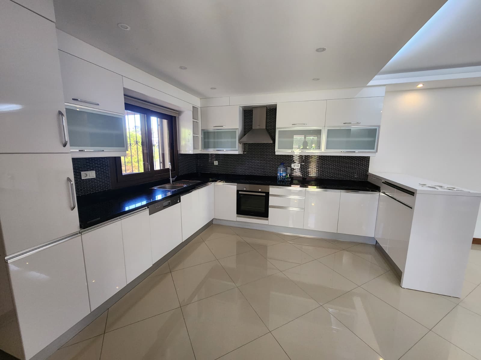 CLASSY VILLA NEAR SANDY BEACHES - 13