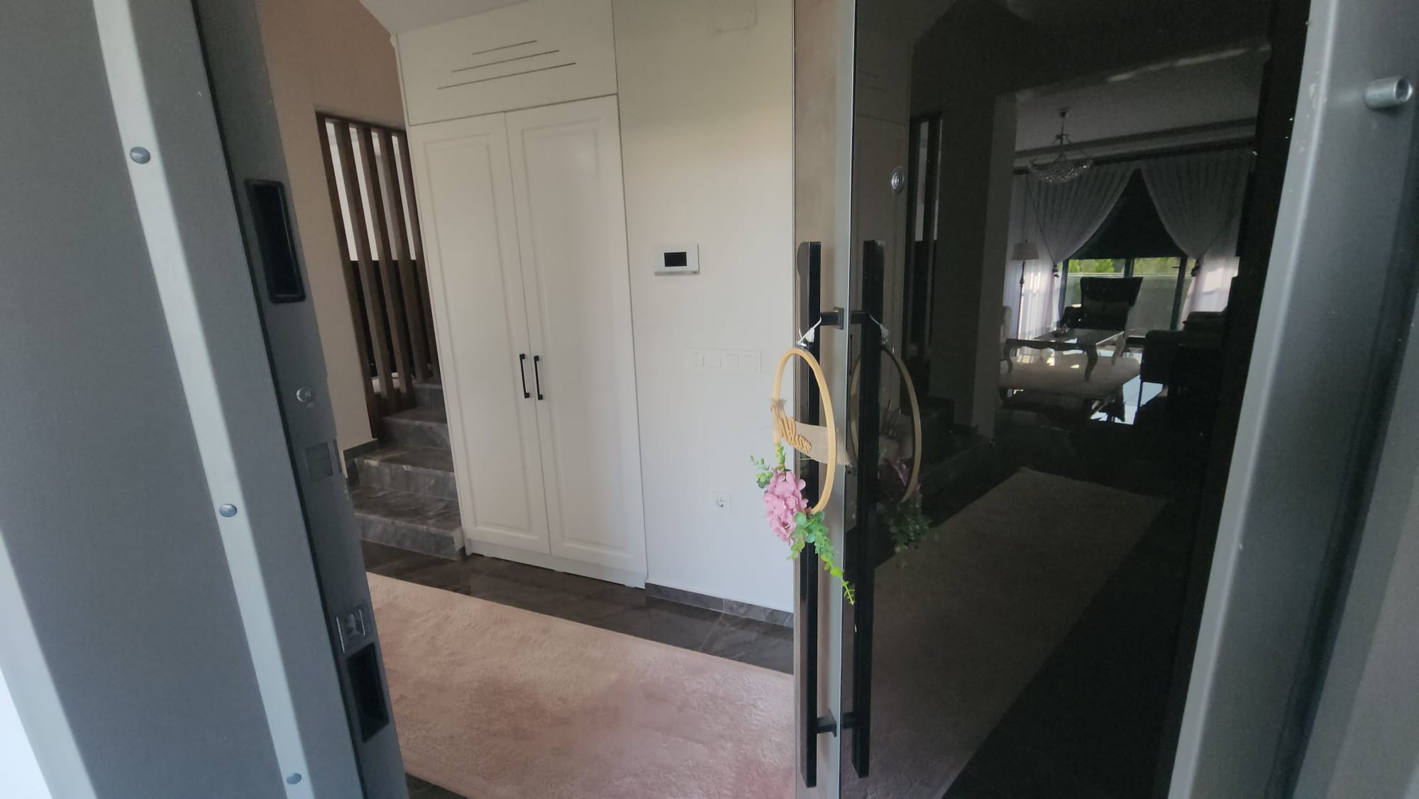 Immaculate Home Near Airport - 12