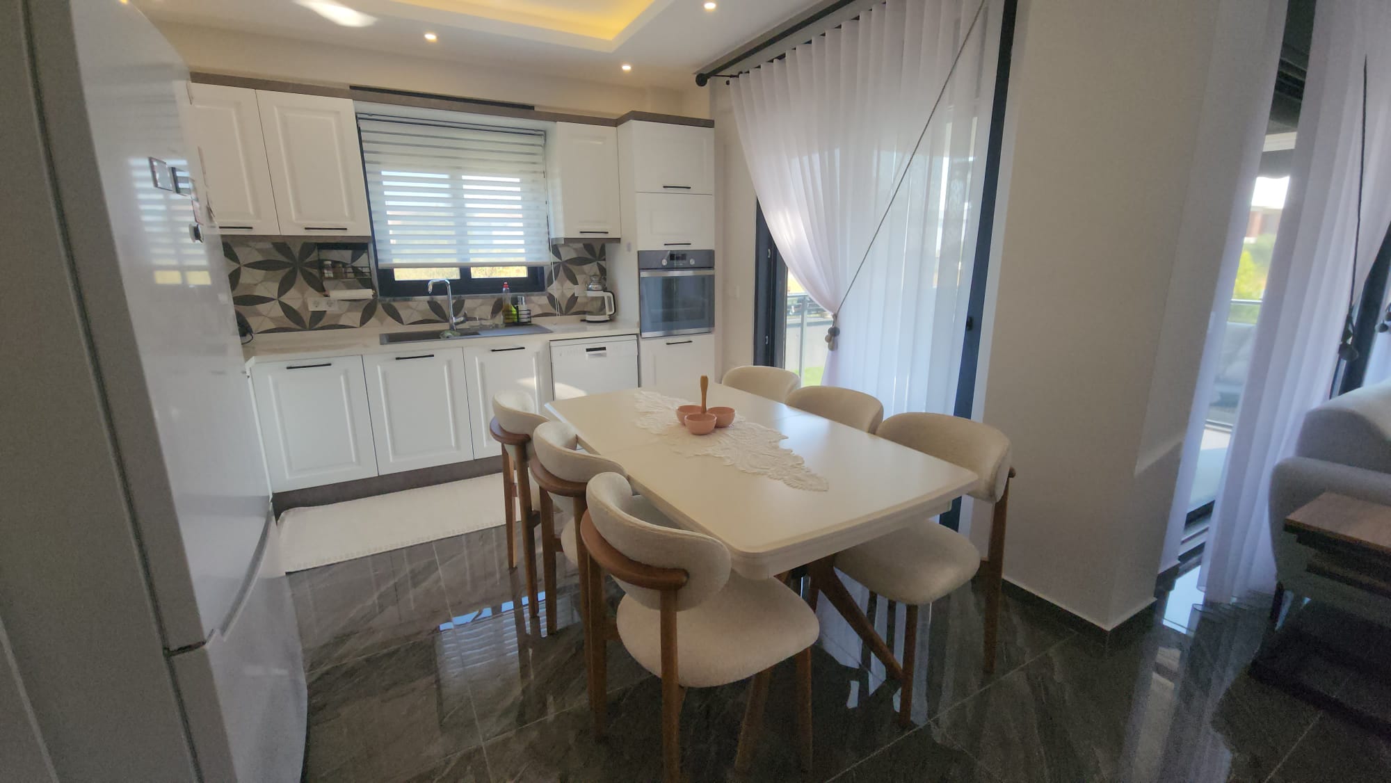 Immaculate Home Near Airport - 16